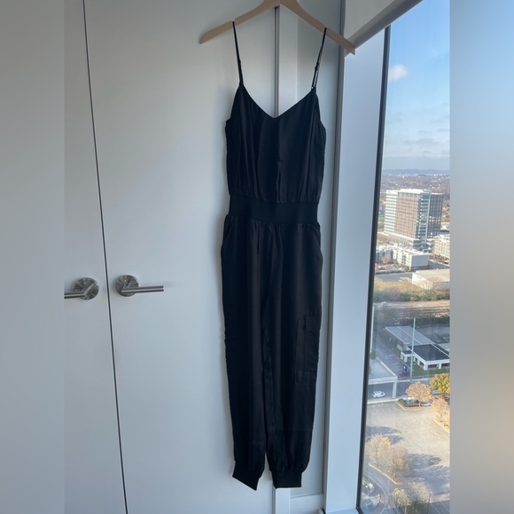 CINQ Á SEPT Amia Satin V-Neck Jumpsuit 🖤🖤 - Picture 3 of 8